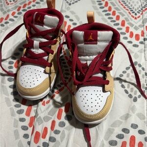 Size 8c kid red beige white